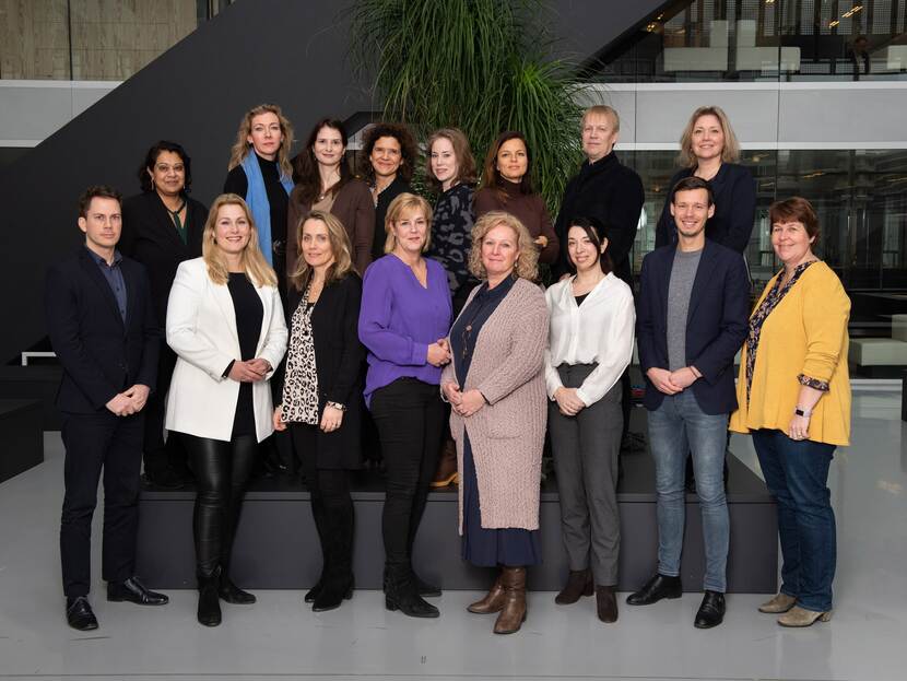 Groepsfoto van teamleden academie d.d. 31 januari 2023. Het zijn 16 deelnemers en ze staan in twee rijen, 1 rij onder en 1 rij boven.