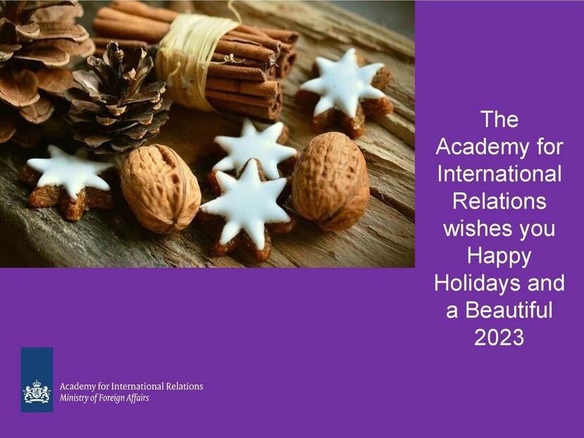 On the left an assorti of Christmascookies, cinnamon sticks and pine cones on a dark purple background and on the right the Christmas message of the Academy in English